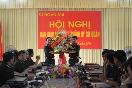 Đại tá Trịnh Văn Quyết, Bí thư Đảng ủy, Chính ủy QK tặng hoa chúc mừng Thượng tá Đỗ Xuân Tụng.