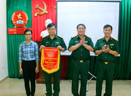 Đại tá Đỗ Ngọc Liên, Viện trưởng Viện kiểm sát quân sự Quân khu tặng cờ cho đội thi giành giải Nhất.
