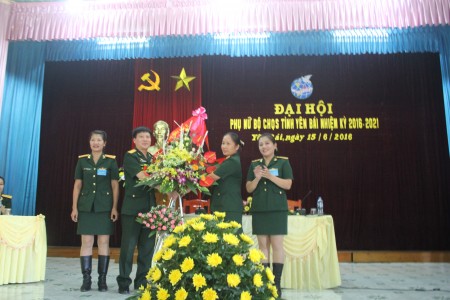 Đại tá Nguyễn Như Bách, Phó Chủ nhiệm Chinh trị Quân khu 2 tặng hoa chúc mừng đại hội.