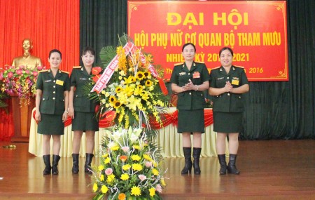 Trưởng Ban Phụ nữ Quân khu tặng hoa chúc mừng Đại hội.