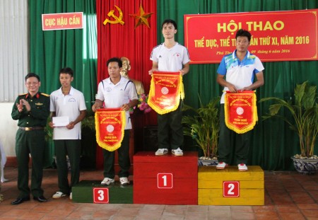 BTC trao giải Nhất, Nhì, Ba môn bóng chuyền nam cho các đội: Bệnh viện Quân y 109, Bệnh viện Quân y 6 và Trung đoàn 652.
