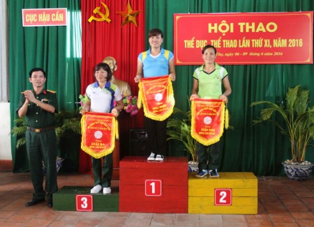 BTC trao giải Nhất, Nhì, Ba môn bóng chuyền nữ cho các đội: XN may 27-7, Bệnh viện Quân y 109 và Bệnh viện Quân y 6.