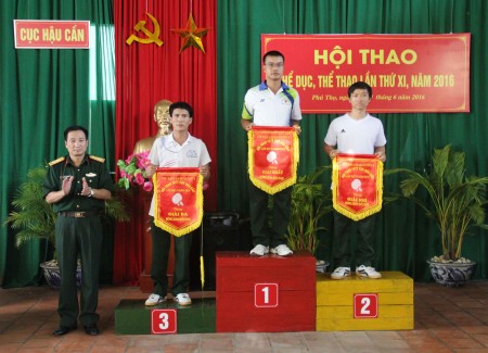 BTC trao giải Nhất, Nhì, Ba môn bóng bàn đôi Nam cho các đội: Bệnh viện Quân y 6, Bệnh viện Quân y 109 và cơ quan Cục Hậu cần.