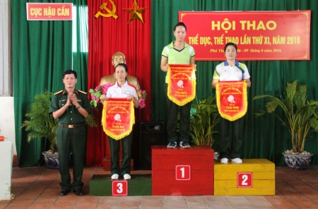 BTC trao giải Nhất, Nhì, Ba môn bóng bàn đôi Nữ cho các đội: Bệnh viện Quân y 6, cơ quan Cục Hậu cần và Trung đoàn 652.