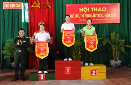 BTC trao giải Nhất, Nhì, Ba môn cầu lông đơn Nữ cho các cá nhân.