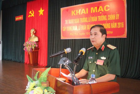 Thiếu tướng Phùng Sĩ Tấn, Phó Tư lệnh, Tham mưu trưởng Quân khu phát biểu chỉ đạo hội thi.