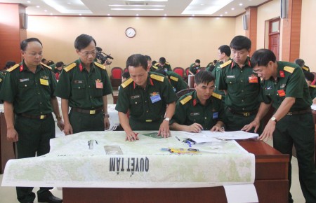 Ban giám khảo kiểm tra nội dung tác nghiệp trên bản đồ của chỉ huy Trung đoàn 754, Bộ CHQS tỉnh Sơn La.