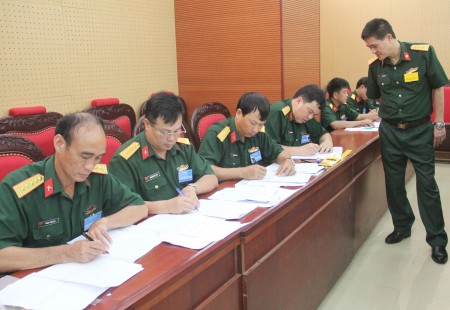 Chính ủy các lữ đoàn binh chủng soạn thảo dự thảo nghị quyết lãnh đạo nhiệm vụ chiến đấu.