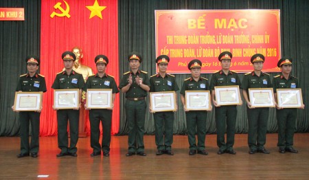 Ban Tổ chức tặng Giấy khen cho các Trung đoàn trưởng, Lữ đoàn trưởng đạt thành tích trong cuộc thi.