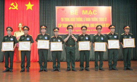 Ban Tổ chức tặng Giấy khen cho Chính ủy các trung, lữ đoàn đạt thành tích trong cuộc thi.