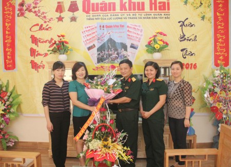 Lãnh đạo Sở Thông tin- Truyền thông tỉnh Phú Thọ tặng hoa chúc mừng.