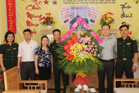 Lãnh đạo Bưu điện tỉnh Phú Thọ chúc mừng Báo Quân khu 2.