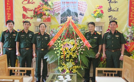 Thủ trưởng Bộ Tư lệnh Quân khu tặng lẵng hoa chúc mừng Báo Quân khu.