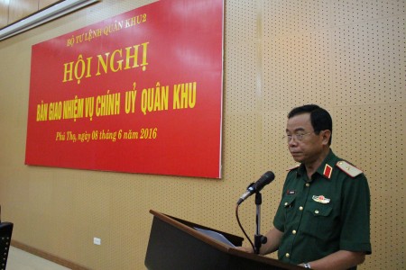 Thiếu tướng Hoàng Hữu Thế, UVTV Đảng ủy, CNCT QK thông qua biên bản bàn giao.