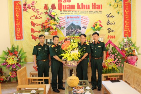 Chi nhánh Viettel Phú Thọ tặng hoa chúc mừng.