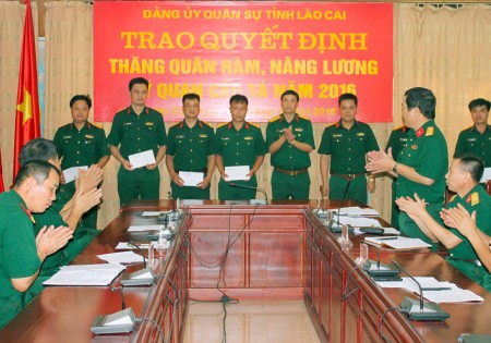 Đại tá Hà Văn Quế, Chính ủy Bộ CHQS tỉnh trao quyết định cho các đồng chí sỹ quan thăng quân hàm từ thiếu tá lên trung tá.