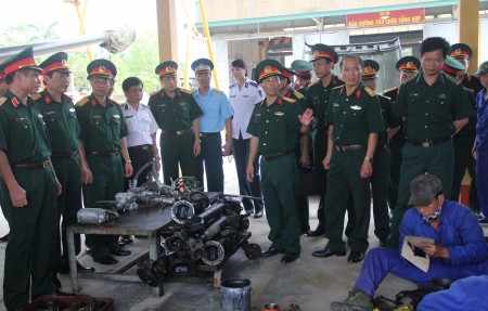 Tham quan công tác sửa chữa, đồng bộ kỹ thuật xe máy của Lữ đoàn 168.