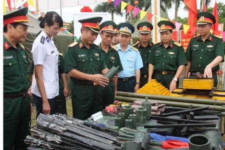 Thủ trưởng Tổng Cục Kỹ thuật và các đại biểu tham quan mô hình huấn luyện của Lữ đoàn 168.