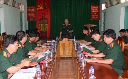 Thiếu tướng Ngô Văn Hùng Phó Tư lệnh Quân khu 2 chủ trì buổi làm việc với Ban CHQS huyện Hàm Yên.