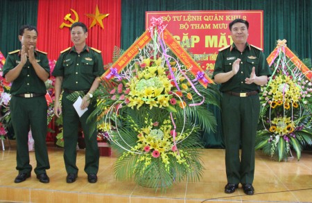 Thiếu tướng Phạm Đức Duyên, Phó Chính ủy Quân khu tặng hoa chúc mừng.