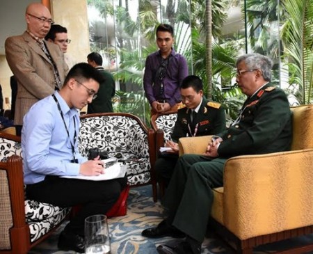 Thượng tướng Nguyễn Chí Vịnh trả lời phỏng vấn báo chí quốc tế. Ảnh: qdnd.vn. 