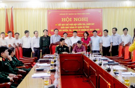 Lãnh đạo Bộ CHQS tỉnh Điện Biên ký quy chế phối hợp kiểm tra, giám sát với UBKT các huyện, thành ủy.