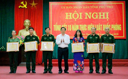 Chủ tịch UBND tỉnh Phú Thọ trao thưởng cho các tập thể, cá nhân có thành tích trong 10 thực hiện Luật Quốc phòng. (Ảnh: TRƯỜNG DŨNG)