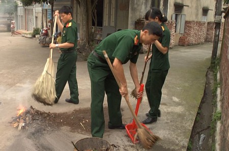 Cán bộ, nhân viên cơ quan Bộ CHQS tỉnh thu gom rác thải, vệ sinh môi trường quanh khu vực đóng quân.