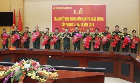 Đại tá Trịnh Văn Quyết, Bí thư Đảng ủy, Chính ủy Quân khu trao quyết định thăng quân hàm cấp Đại tá.
