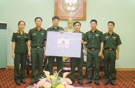 Cán bộ, chiến sĩ Trung đoàn thăm, tặng quà Ban CHQS thị xã Quảng Yên.