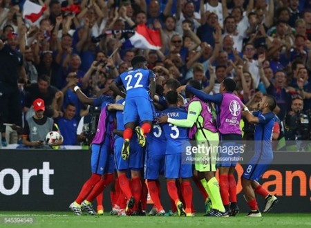 Các cầu thủ Pháp vui mừng sau khi đánh bại đội tuyển Đức.  Ảnh: gettyimages.