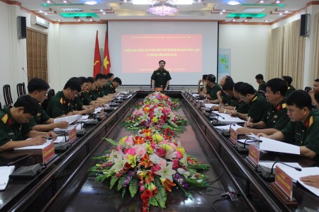 Thiếu tướng Phạm Đức Duyên, Phó Chính ủy QK chủ trì buổi kiểm tra.