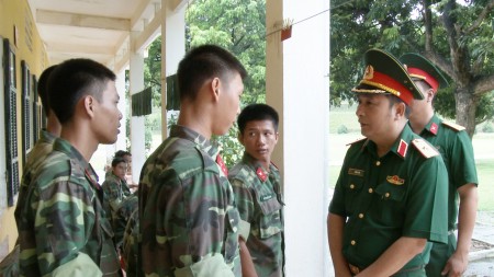 Thiếu tướng Phùng Sĩ Tấn, Phó Tư lệnh, Tham mưu trưởng Quân khu kiểm tra tại Trung đoàn 174, Sư đoàn 316.