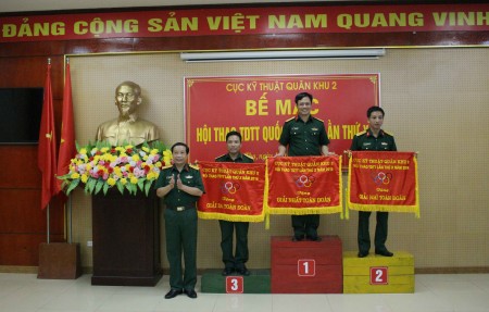 Đại tá Nguyễn Thanh Liêm, Chủ nhiệm Kỹ thuật Quân khu tặng Cờ giải Nhất, Nhì, Ba toàn đoàn cho các tập thể đạt thành tích cao nhất.