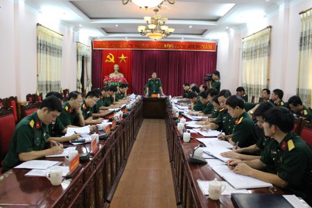 Đồng chí Thiếu tướng Phùng Sĩ Tấn, Phó Tư lệnh, TMT Quân khu kết luận kiểm tra.