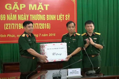 Thiếu tướng Phạm Đức Duyên, Phó Chính ủy Quân khu tặng quà cán bộ y, bác sỹ Bệnh viện Quân y 109.