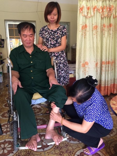 Thương binh Trần Xuân Lộc cùng vợ và con gái. 