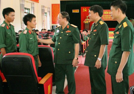 Thiếu tướng Vũ Sơn Hoàng, Phó chủ nhiệm Chính trị Quân khu động viên hạ sĩ quan, binh sĩ trước khi về địa phương.