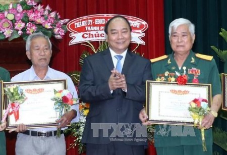 Thủ tướng Nguyễn Xuân Phúc trao Bằng khen tặng các đại biểu người có công với cách mạng tiêu biểu.
