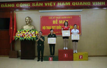 BTC trao giải Nhất, Nhì, Ba môn bóng chuyền nữ cho các đội tuyển.