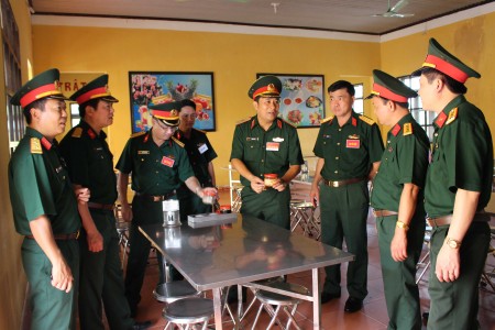 Đồng chí TMT Quân khu kiểm tra công tác bảo đảm cho lớp tập huấn.