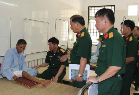 Phó Chính ủy Quân khu động viên, thăm hỏi các thương, bệnh binh.