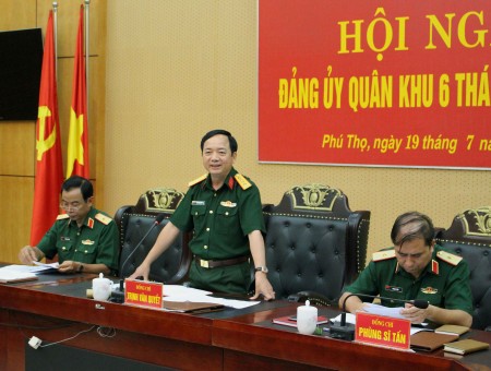 Chính ủy Quân khu phát biểu kết luận Hội nghị.