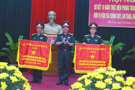 Đ/c Phó Chính ủy QK trao cờ thi đua của Bộ Tư lệnh QK cho hai đơn vị xuất sắc Bộ CHQS tỉnh Sơn La và Sư đoàn 316.