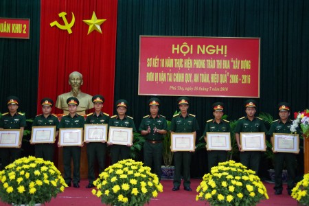Đại tá Nguyễn Quốc Việt, Chủ nhiệm Hậu cần QK trao bằng khen cho 9 tập thể tiêu biểu.
