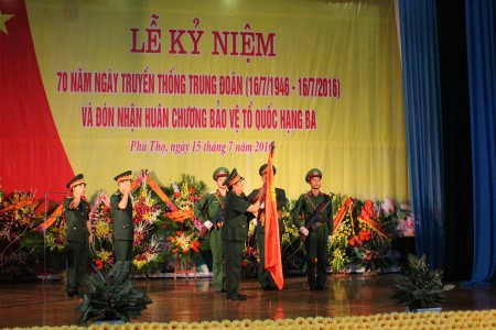 Phó Tư lệnh QK gắn Huân chương Bảo vệ Tổ quốc hạng Ba trên Quân kỳ Quyết thắng Trung đoàn.