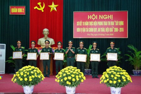 Đại tá Nguyễn Chí Thưởng trao giấy khen cho 7 tập thể.