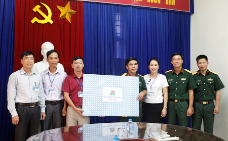 Cán bộ, chiến sĩ Trung đoàn thăm, tặng quà UBND phường Quảng Yên.