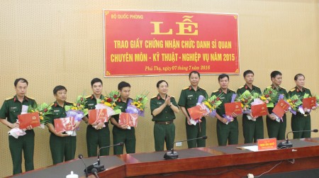 Đại tá Trịnh Văn Quyết, Chính ủy Quân khu trao Giấy Chứng nhận chức danh Sỹ quan Chuyên môn - Kỹ thuật - Nghiệp vụ cho cán bộ.