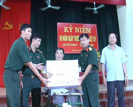Đồng chí Đại tá Trần Ngọc Tuấn, Chính ủy Bộ CHQS tỉnh tặng quà tại Trung tâm điều dưỡng người có công tỉnh Phú Thọ.